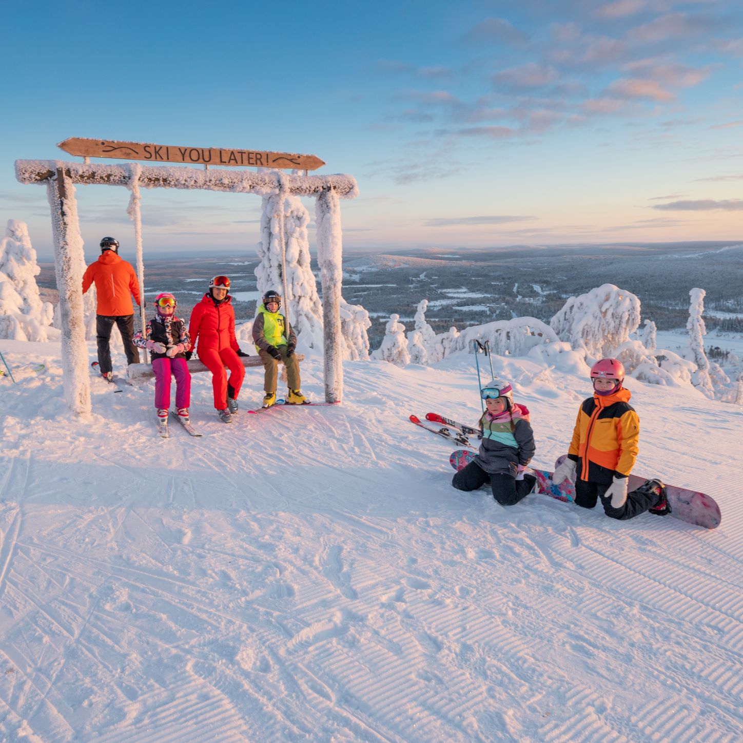 Saaga Travel Saaga Students Syöte Winter Adventure Weekend 2022 skiers on top of the Iso-Syöte fell